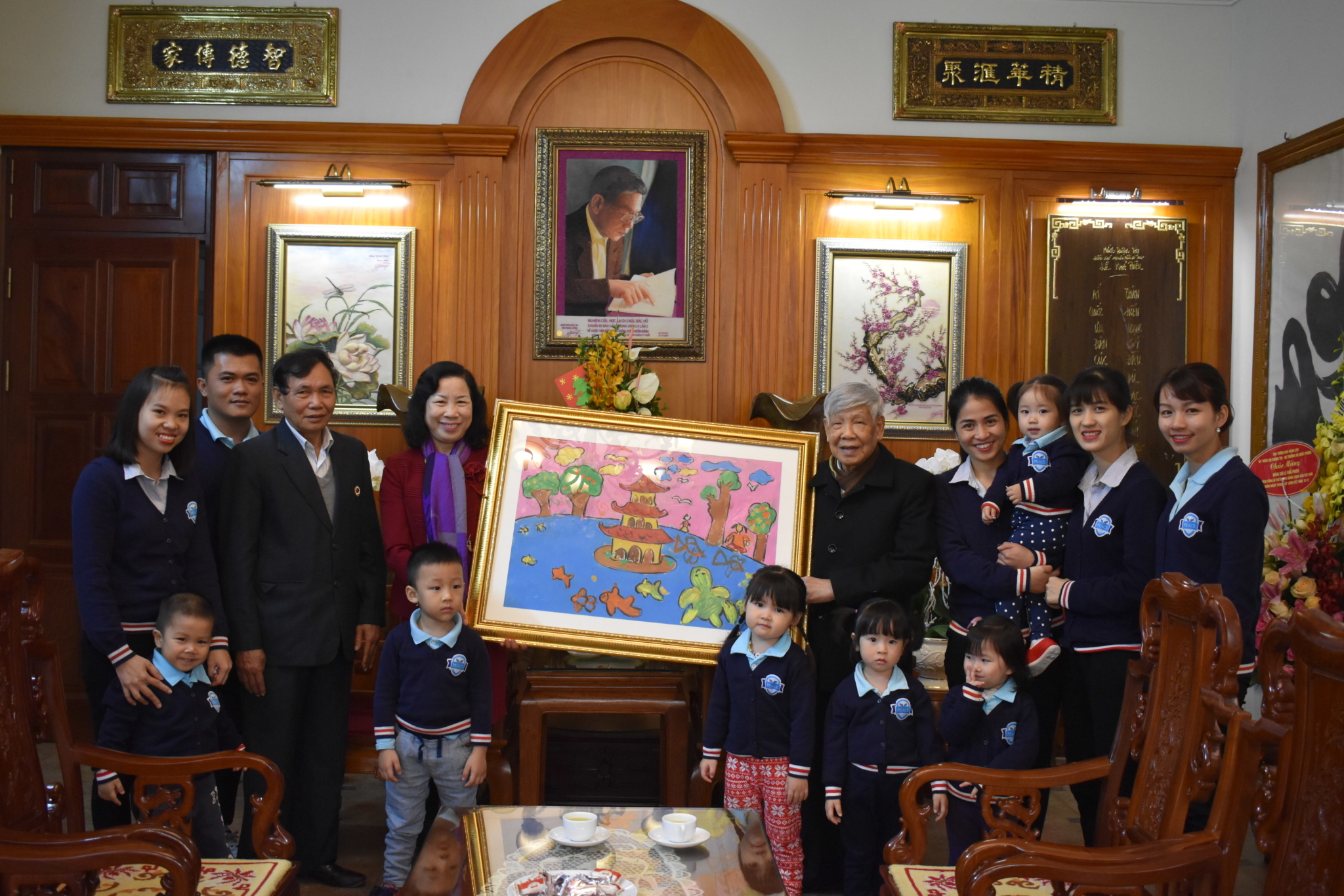 Đại diện trường Peace School, TTNĐ Hòa Bình và các cháu học sinh chúc mừng sinh nhật Nguyên TBT Lê Khả Phiêu