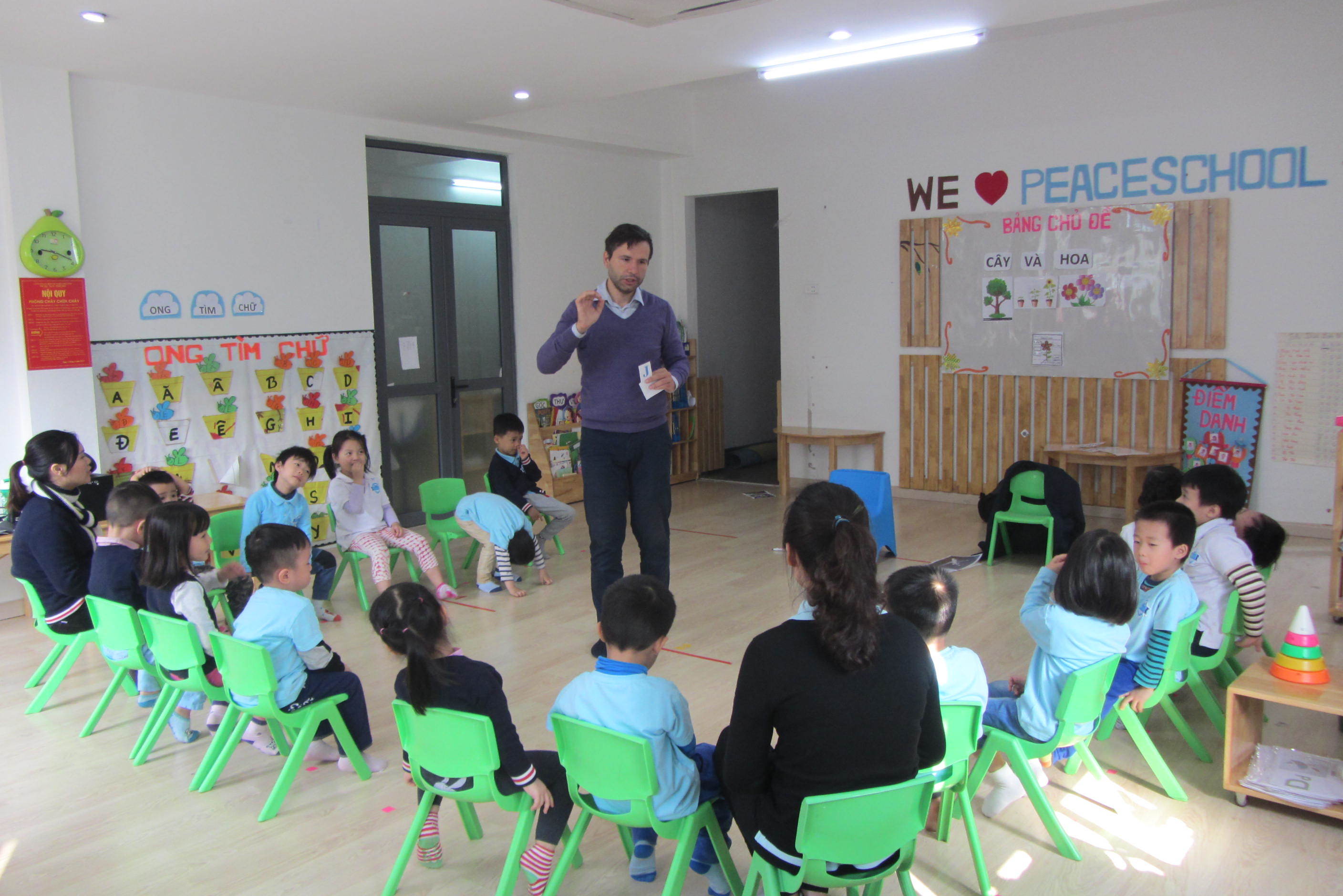 Các bạn lớp SK (Smart Kid - 5-6 tuổi) học phát âm với thầy giáo nước ngoài